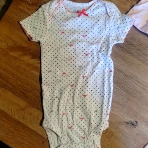 Set of three onesies size 6 to 9 months Carter's